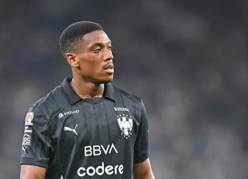 前曼联球星马夏尔因场边失控被蒙特雷逐出一线队|墨西哥|俄克拉荷马雷霆队|AEK|前锋|球队_新浪体育_新浪新闻